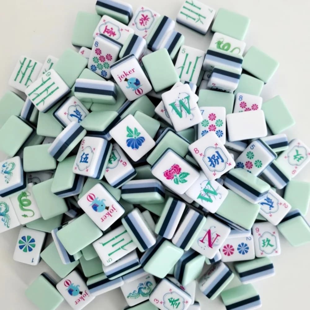 Hot Sale Light Cyan Luxury Engraved Mahjong Game Tiles 4-Layer Acrylic American Mahjong Set Portable Mah Jongg Sets Board Games