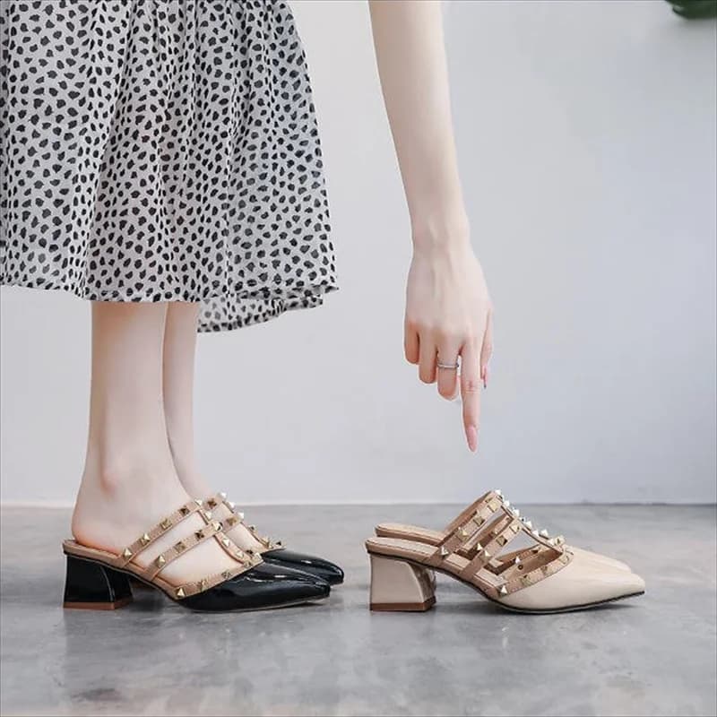 Nuovi Mules Estivi 2026 con Rivetti e Punta Chiusa, Tacco Largo per Esterni, Ciabatte Versatili alla Moda con Borchie, Mezze Ciabatte a Punta con Tacco Medio da Donna