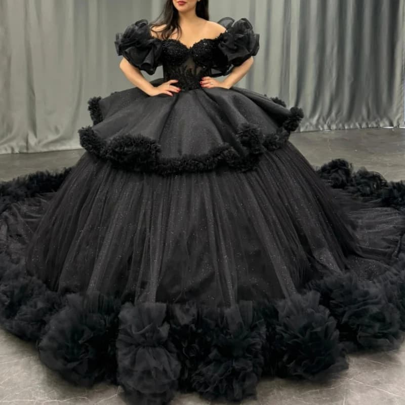 Abiti Quinceanera neri lucidi con spalle scoperte Abito da ballo dolce 16 Abito con perline Tull a strati Abiti da festa di compleanno 15 De Anos