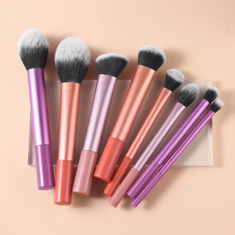 Pack of 8 pieces of multifunctional plastic portable makeup brushes for everyday use, suitable for makeup products.