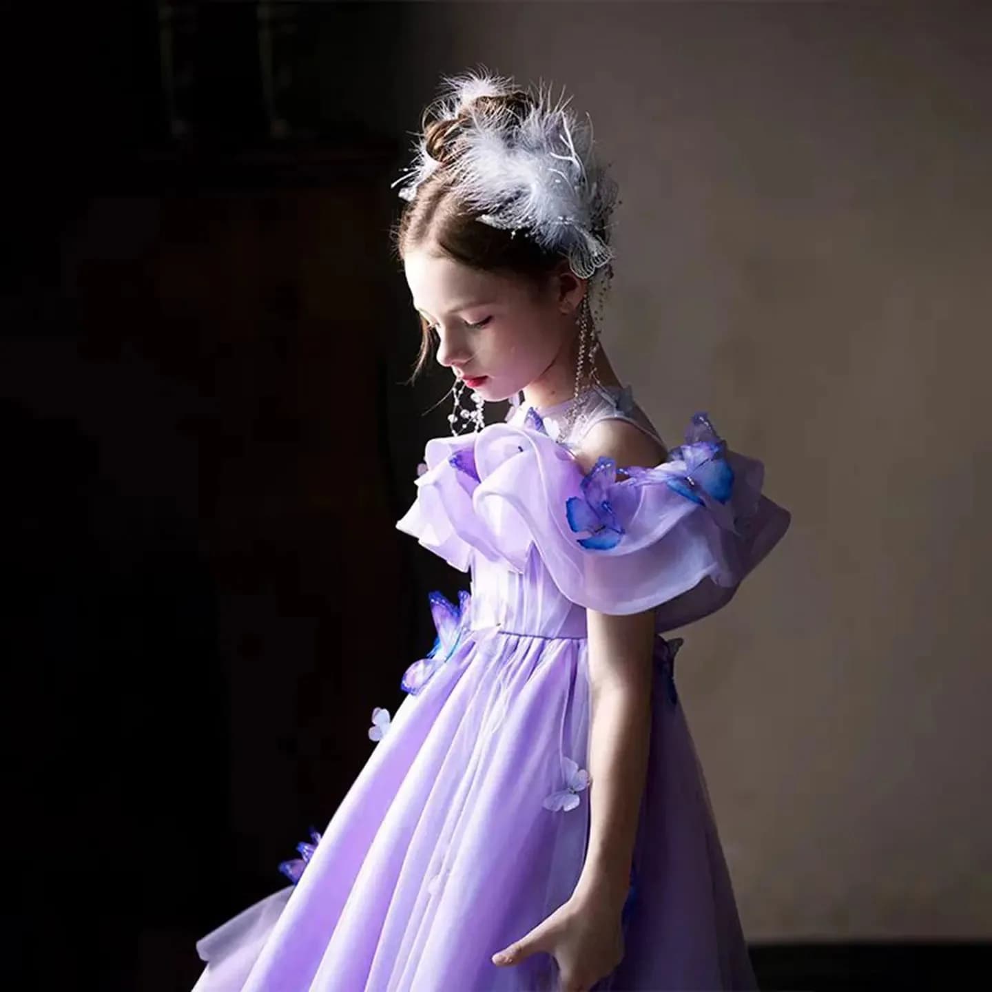 Abito da bambina elegante personalizzato viola chiaro con spalle scoperte, stile principessa farfalla, per matrimoni, compleanni, concorsi di bellezza e feste.