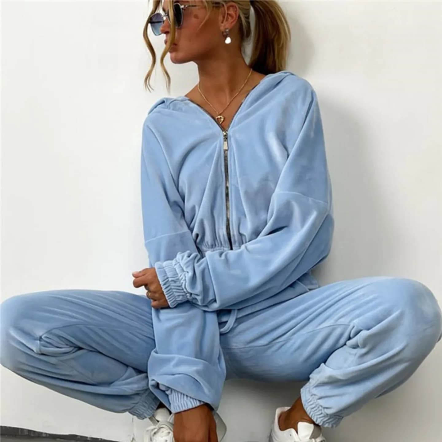 Women's Casual Sporty Complete Fashion: Hoodie and Pants, Winter Suit with Zip Closure, European Collection