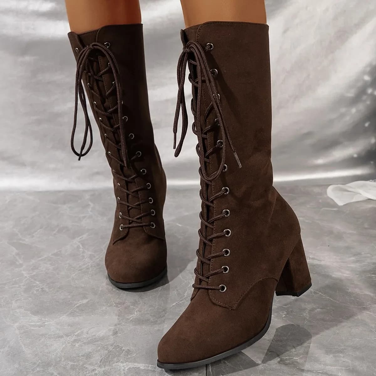 Stivaletti con zeppa per donna Punta a punta Tacchi alti Scarpe da donna Stivali in pelle con decorazioni in metallo Moda donna botas de mujer