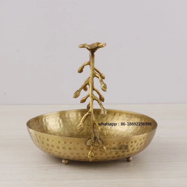 Nordic American Importato High-end Ottone Martellato Plum Blossom Decorazione Forma Piatto di frutta secca Tavolino Cestino portaoggetti Tra