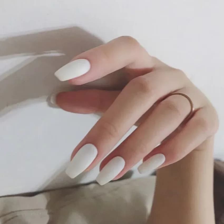 Set da 24 Unghie Finte Press-on da Donna, Strumenti per Manicure, Unghie Finte Bianche Opache Stile Francese, Unghie Finte Corte a Coffin in ABS, Punte per Nail Art a Copertura Totale