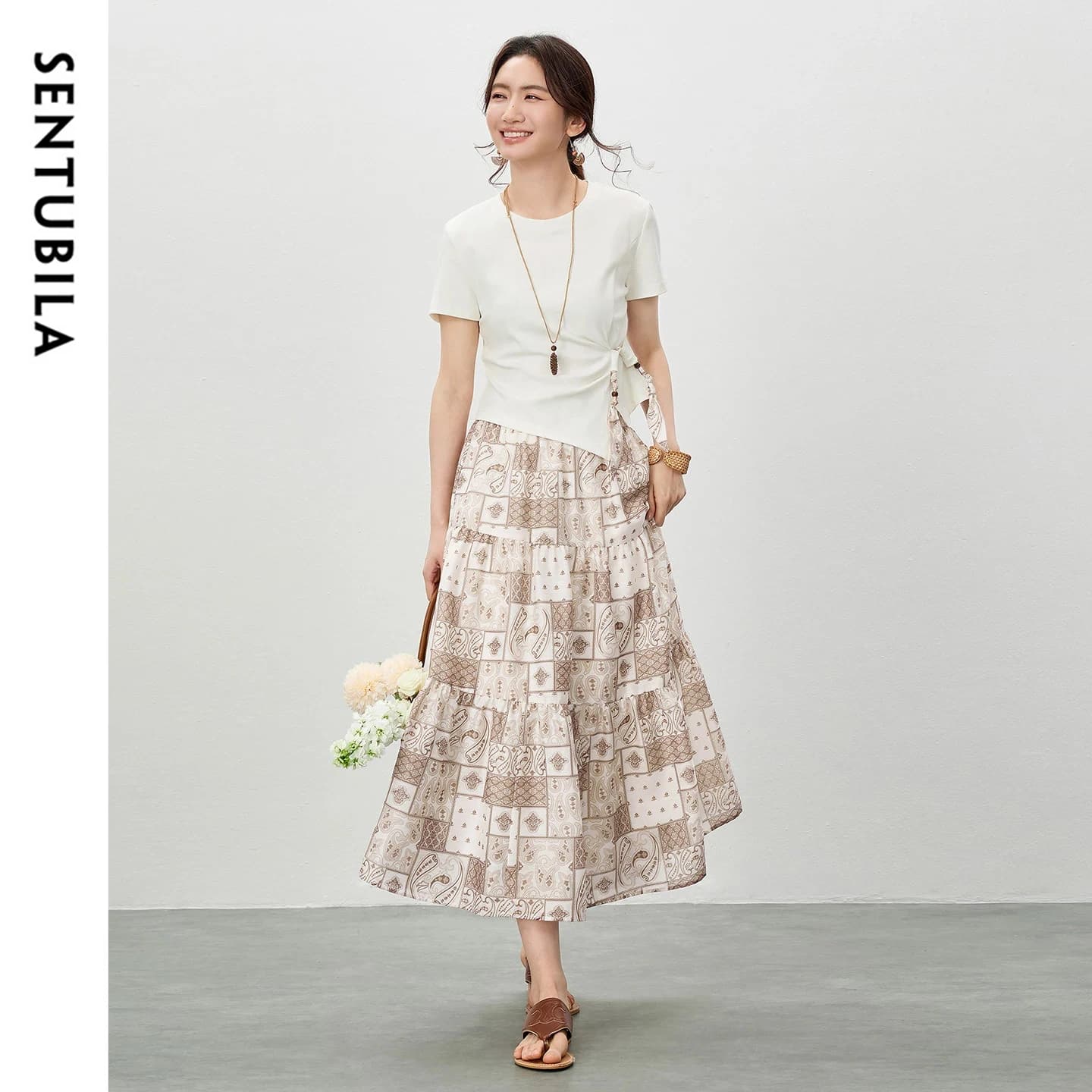 SENTUBILA Set gonna da vacanza bianco con orlo asimmetrico e spacco, T-shirt a maniche corte e gonna a trapezio stampata stile boho, completo 2 pezzi 162ZL6564