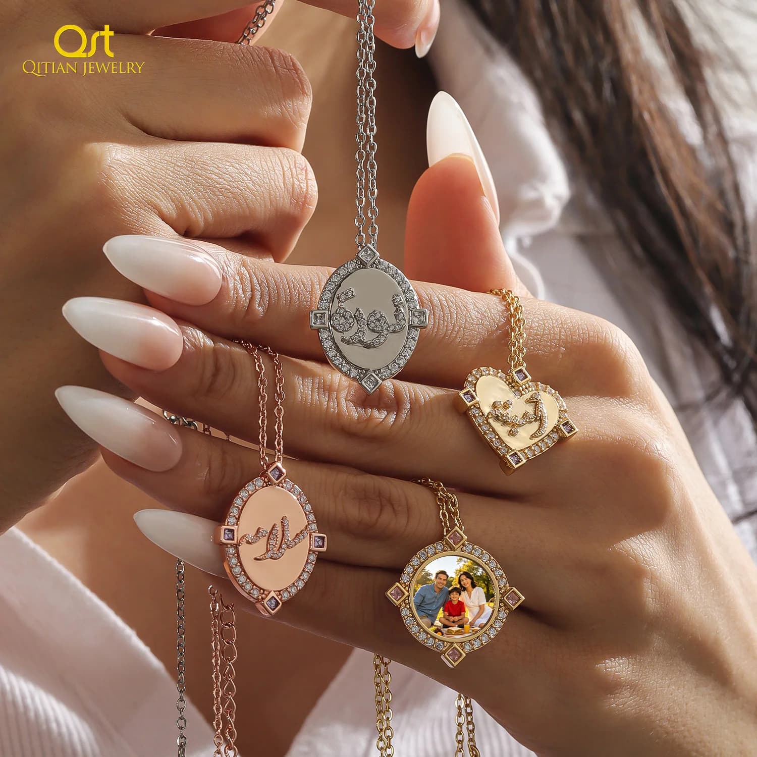Qitian Custom Round Photo Necklace Personalized Picture Round Crystal Frame Memory Pendant 18k Goldplated Jewelry Gift For Women