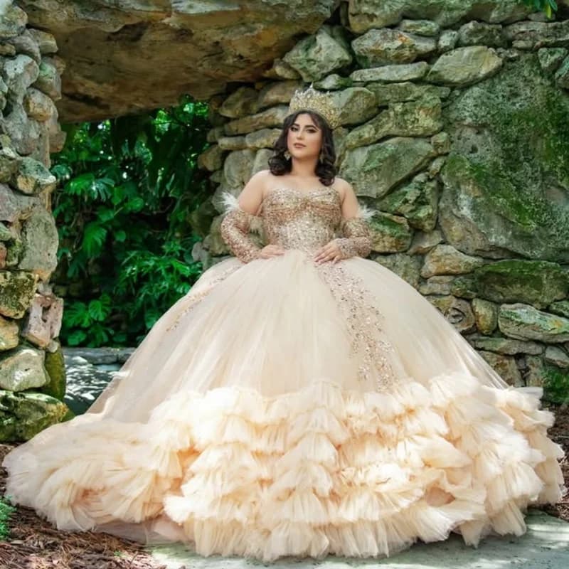 Abiti Quinceanera color champagne personalizzati con spalle scoperte applique con paillettes Volant in pizzo Coda lunga Vestido 15 Quinceanera