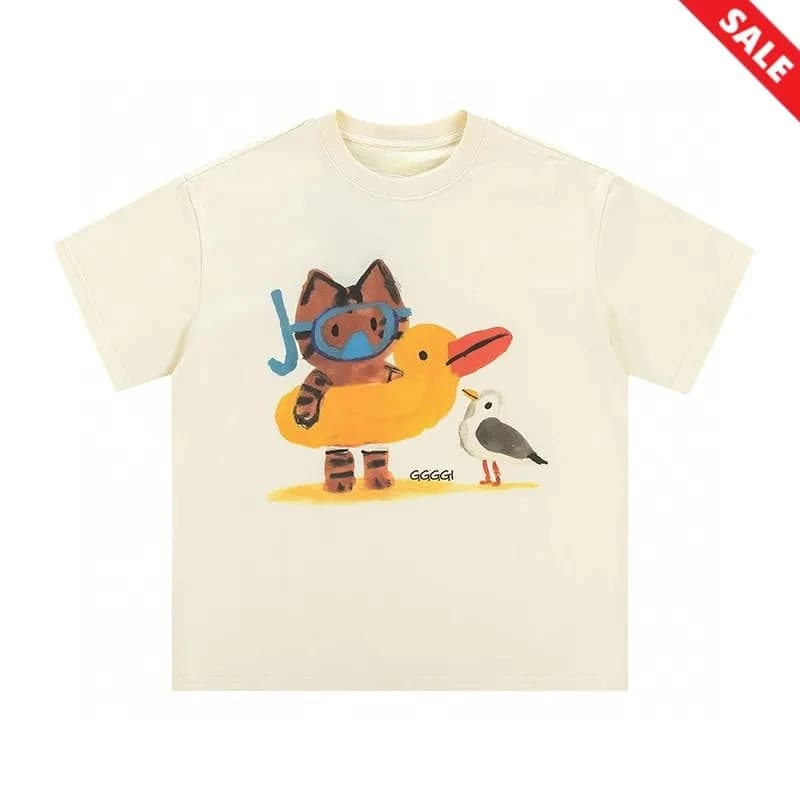 T-shirt in cotone con stampa gatto e albero di mele, stile lusso da favola, top girocollo unisex premium con dettaglio lettera del marchio per la moda di alta gamma