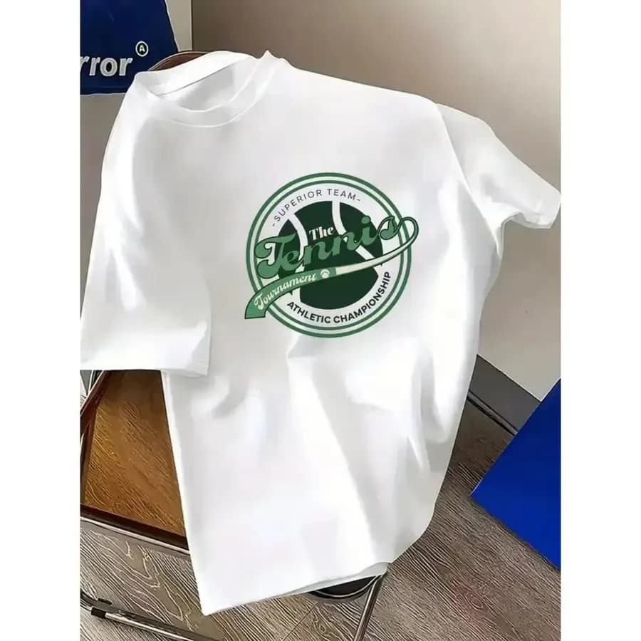 T-shirt da tennis da uomo - Maglietta sportiva traspirante 100% poliestere con stampa e racchetta da tennis in evidenza, girocollo a maniche corte