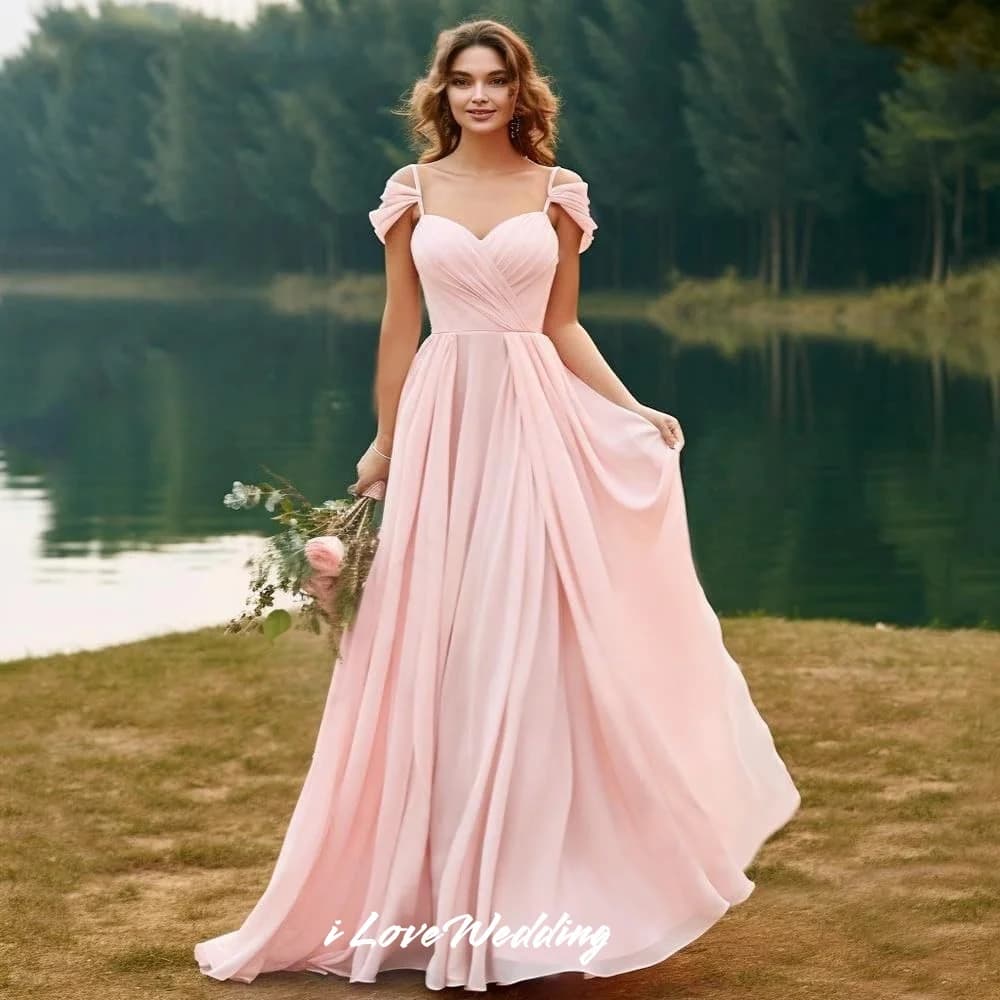 Abiti da damigella d'onore rosa con scollo a cuore Abito da cerimonia nuziale in chiffon con cinturino per spaghetti Abito da cerimonia nuziale a trapezio lungo fino al pavimento con volant Slim personalizzato