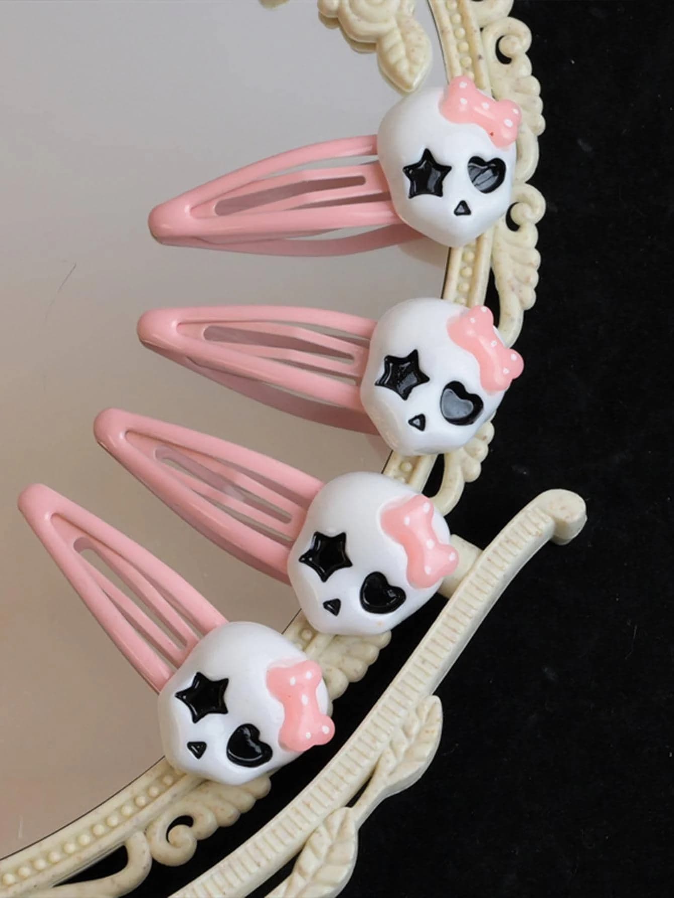 Set da 4 fermagli per capelli da donna in resina stile Y2K con scheletri e fantasmi divertenti, adatti per l'uso quotidiano e come accessori per costumi, fermagli a forma di teschio carini per San Valentino, fermagli a becco d'anatra, fermagli per capelli, accessori per la scuola, accessori per Halloween, forcine, accessori per la testa