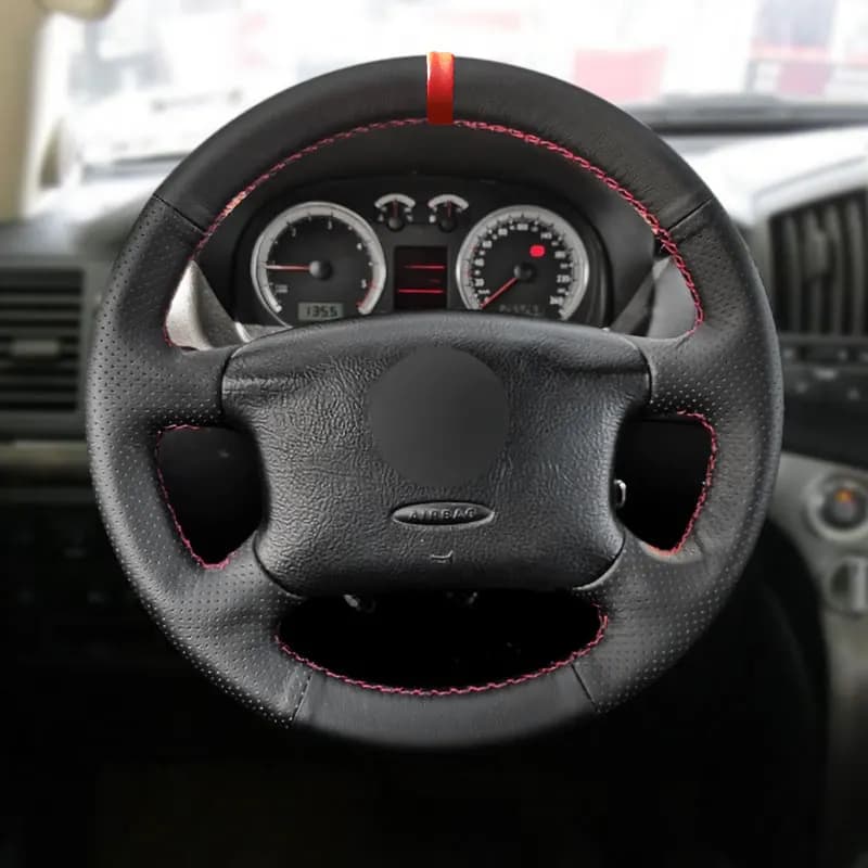 Per VW Golf 4 MK4 1998 - 2004 Per Passat B5 1998 - 2005 Coprivolante per auto cucito a mano Trim in pelle nera con striscia rossa
