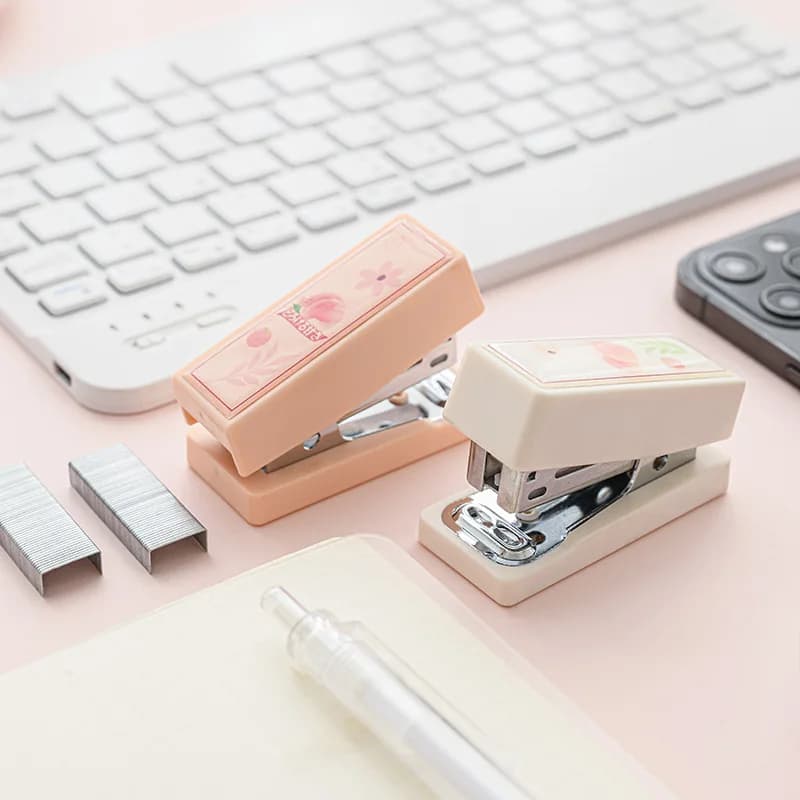 Mini piccolo set di cucitrici per ufficio Forniture per ufficio Simpatico cartone animato multifunzione per rilegatura Piccola cucitrice portatile per libri per uffici degli studenti