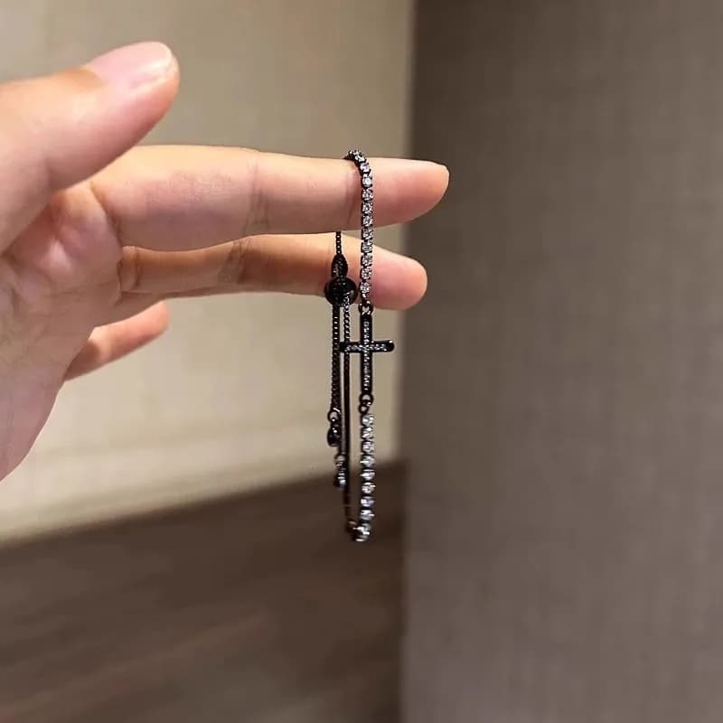 Il vento dolce e fresco scoppia piena di croci di diamanti, braccialetti neri, nicchia di lusso leggera per ragazze Squisita fidanzata ebraica di fascia alta