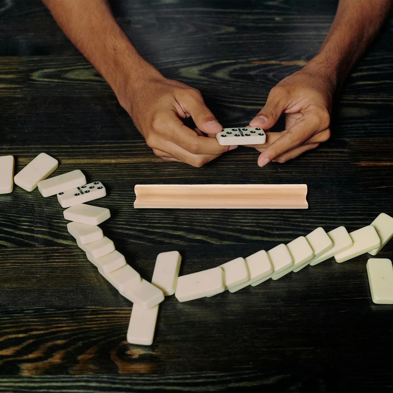 Supporto in Legno da 19 cm per Domino e Blocchi Alfabetici, Robusto Porta Giochi in Legno Naturale per Organizzazione Tessere Mexican Train e Mahjong, da Scrivania