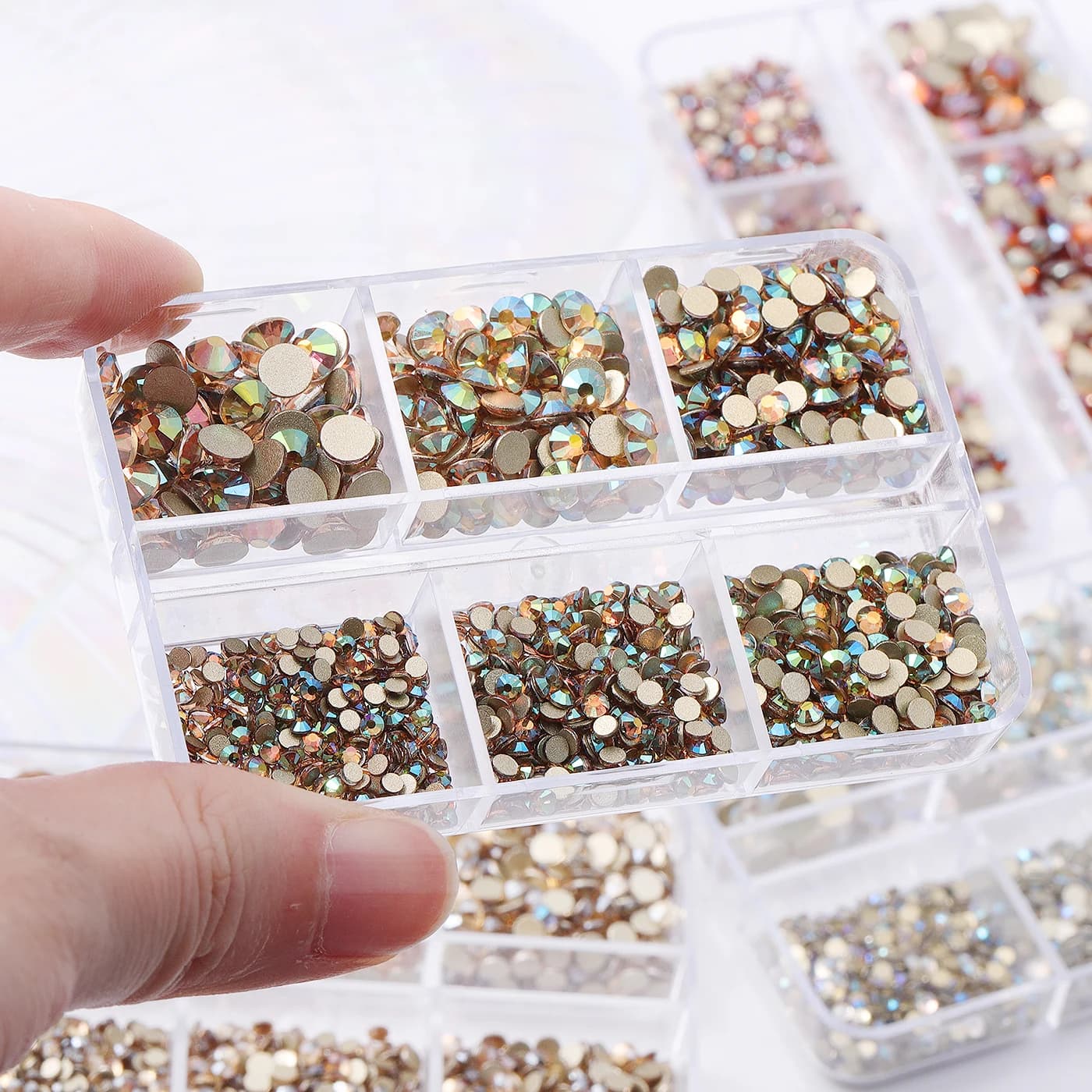 Formato della miscela SS6-SS20 Strass in vetro non termoadesivo in scatola Cristallo con retro piatto per accessori per abiti da sposa per indumenti Decorazione per nail art