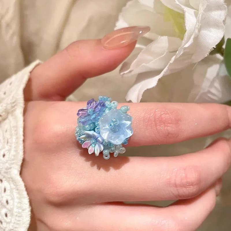 Anello con Perline a Forma di Fiore Blu Ricamato, Charm Femminile, Lusso Discreto, Design Unico e Raffinato, Anello Atmosferico per Primavera ed Estate