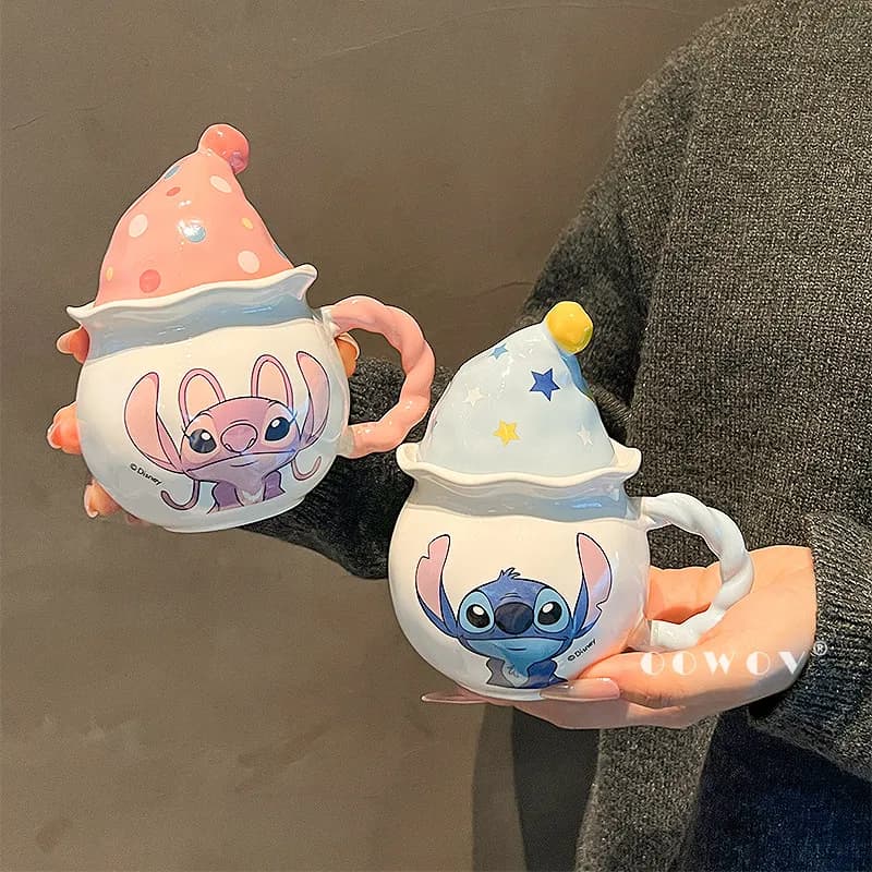 Disney Cute Stitch Tazza in ceramica con coperchio Maniglia per isolamento termico Casa Coppia Tazza d'acqua Confezione regalo squisita Regalo di compleanno confezionato