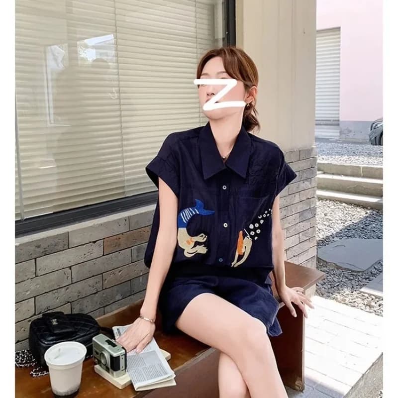 Set da donna in due pezzi a maniche corte blu navy con camicetta e pantaloncini con stampa di cartoni animati da indossare ogni giorno