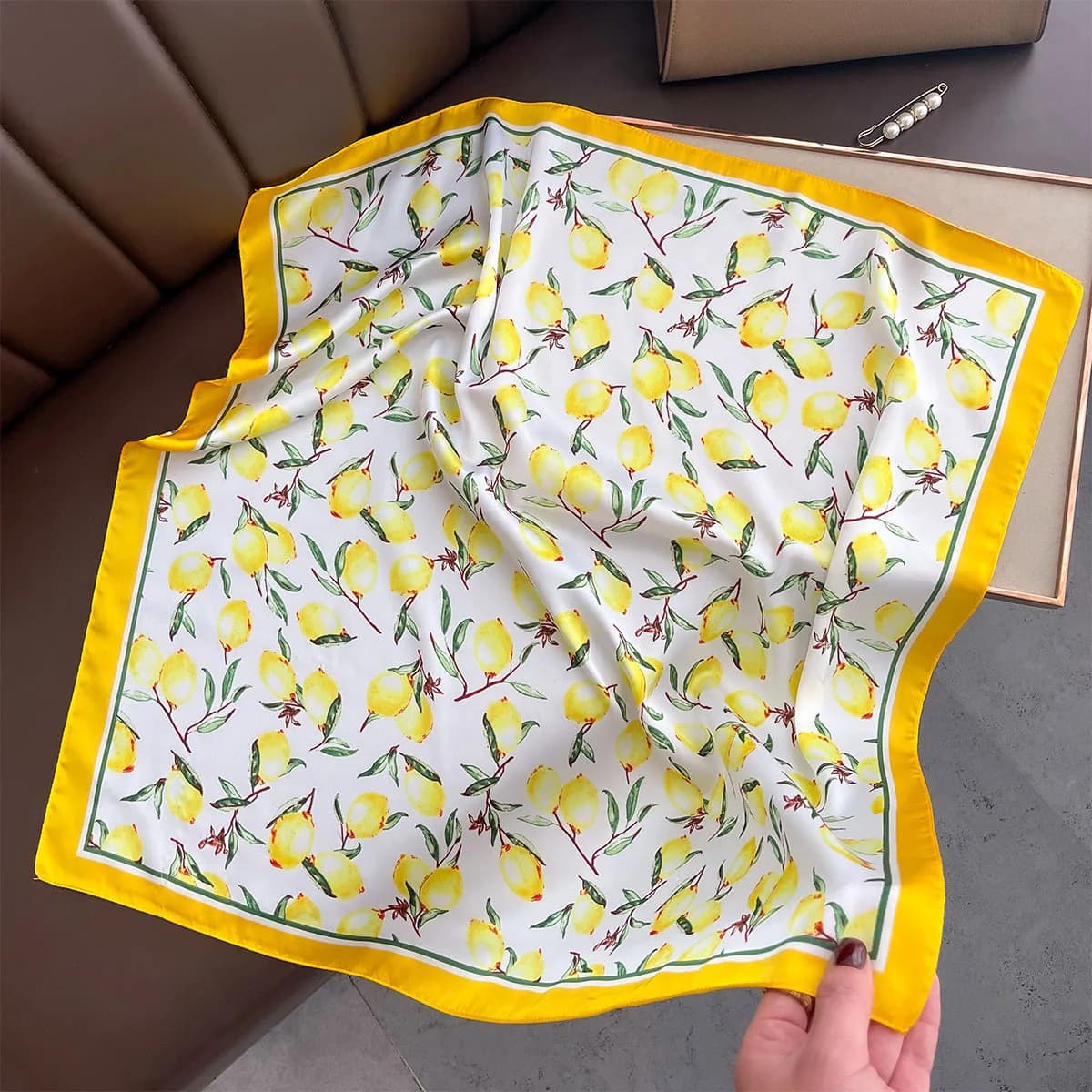2025 Nuova Sciarpa di seta quadrata con stampa gialla limone per le donne 70 * 70 cm Cravatte Moda Decora Fazzoletto da collo Borsa Hijab femminile Ribbions