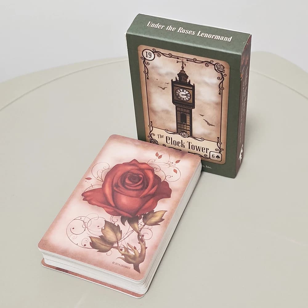Sotto le rose Mazzo di Lenormand Un affascinante mazzo Petit Lenormand da 40 carte 9 * 6 cm presentato con delicate illustrazioni tonificate di Sepia