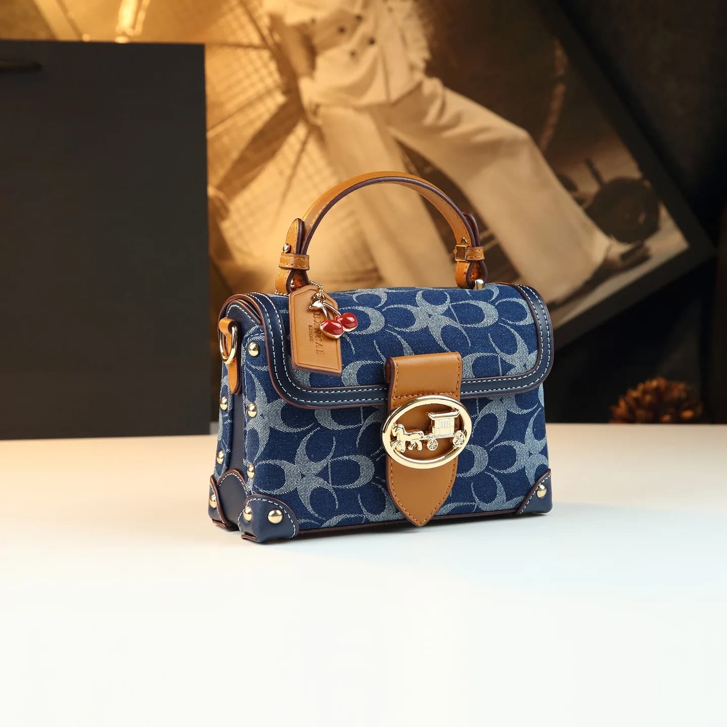 Borsa fasciatoio elegante e lussuosa da donna, borsa a tracolla di design, tote minimalista vintage in pelle con logo a lettera decorato.