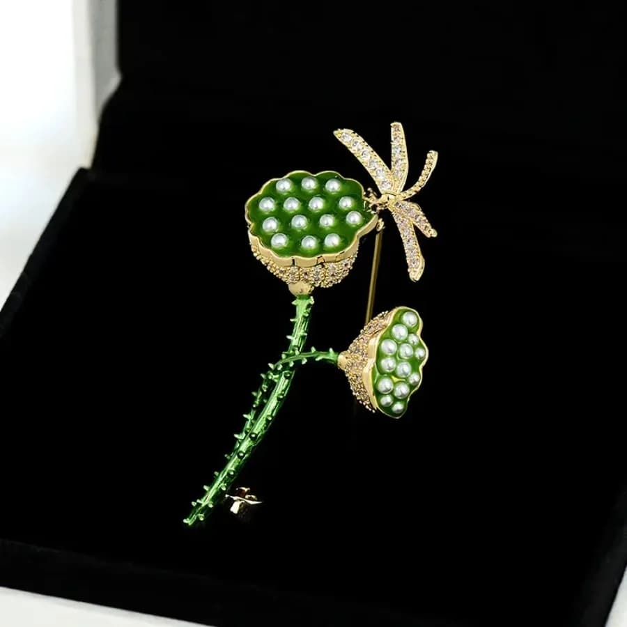 Spilla a forma di libellula e fiore di loto, design di nicchia, lusso di alta gamma, fiore da petto per abiti e cardigan, nuovo stile, spille per zaini