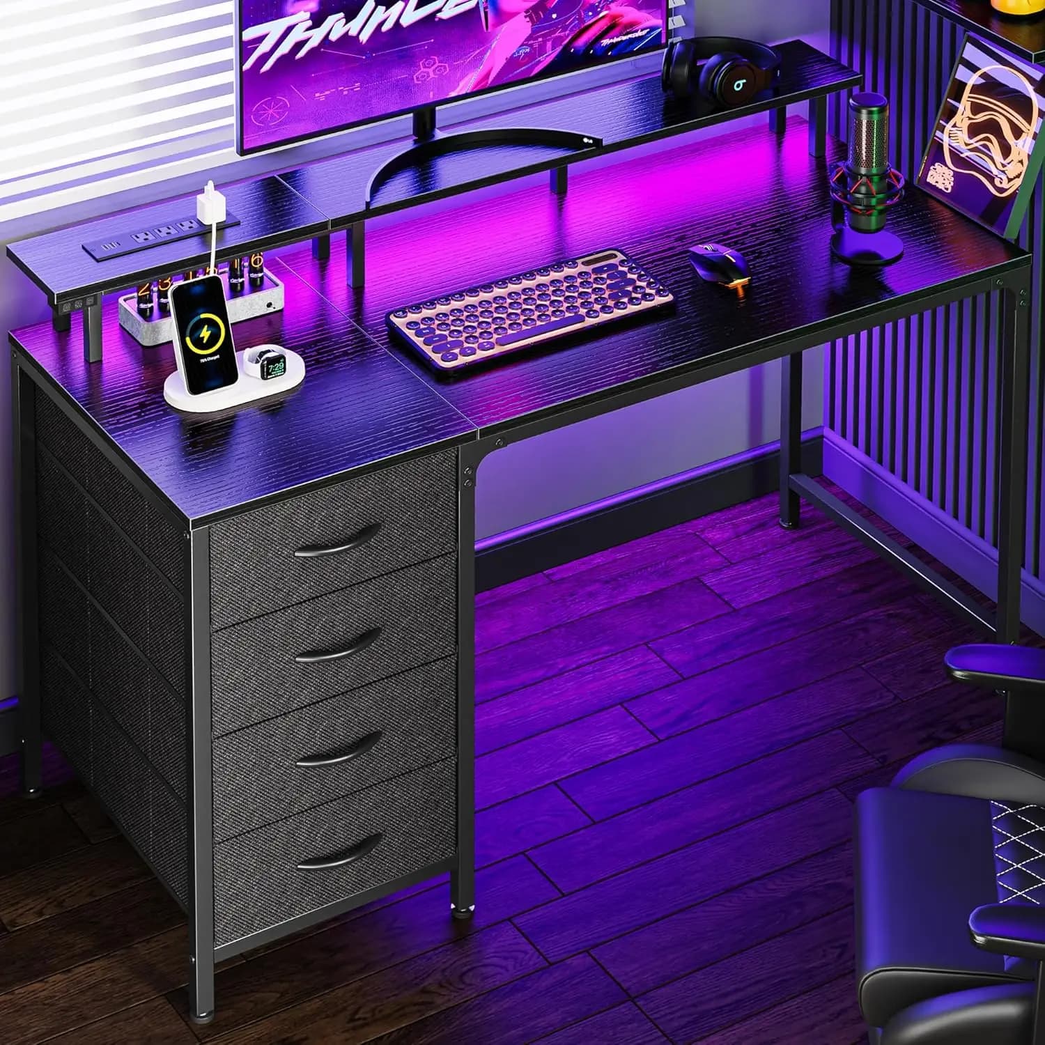 Scrivania per Computer da 47 Pollici con Prese di Corrente e Luci LED, Scrivania da Gaming con 4 Cassetti, Scrivania da Ufficio con Supporto per Monitor, Postazione Studio e Lavoro