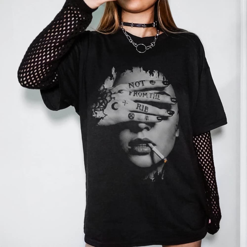 Maglietta Lilith Feminist con citazione 'Not From The Rib', T-shirt grafica femminile scura da donna per l'estate