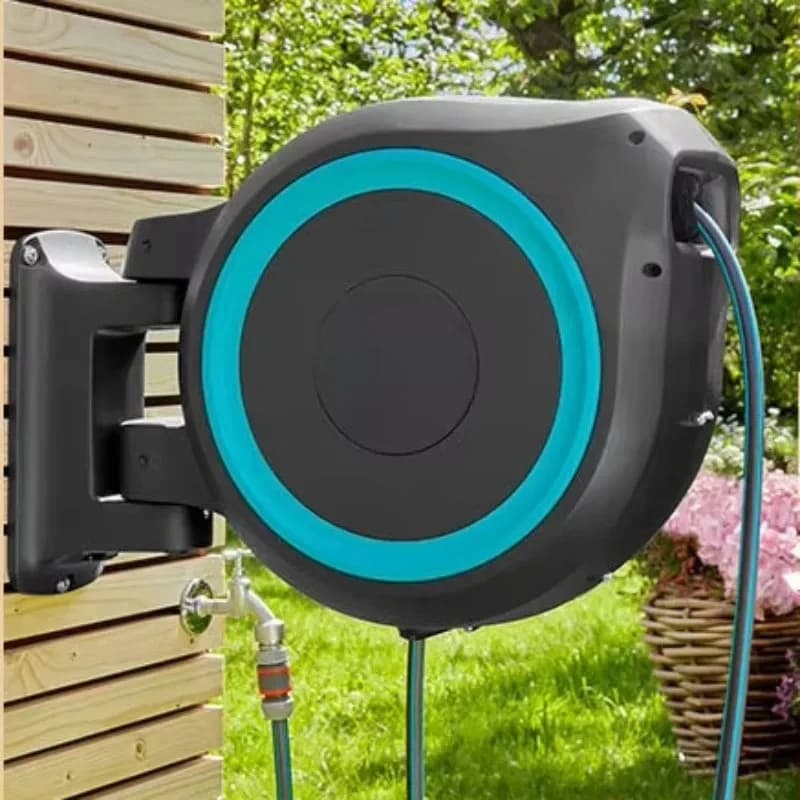 DD2391 Avvolgitubo Automatico da Parete con Ugello Spruzzatore e Staffa Girevole, Retrazione Lenta, Avvolgitore per Tubo da Giardino Retrattile