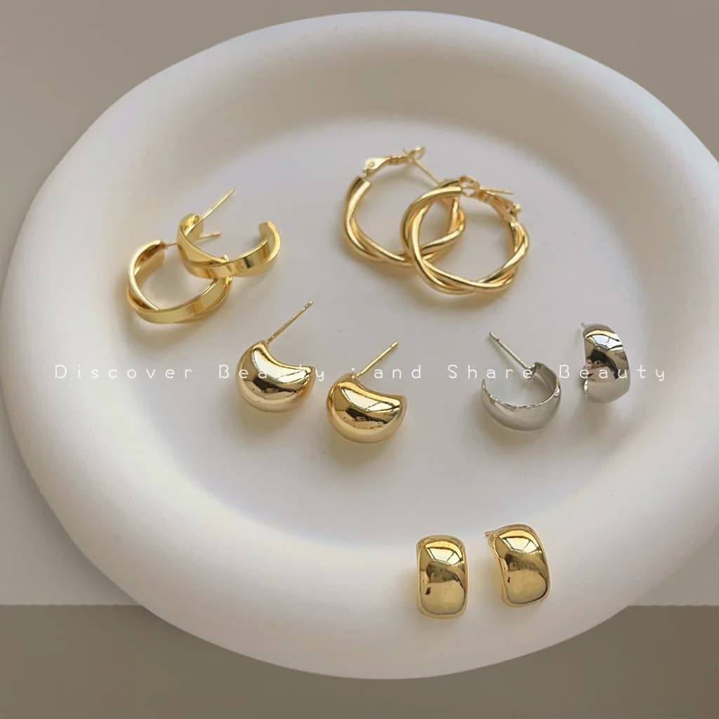 Accessori fai da te: Orecchini a cerchio dorati di alta gamma, stile Hong Kong, design di nicchia, orecchini da donna alla moda, eleganti e di lusso leggero
