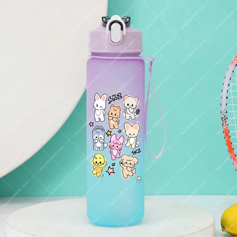 Bottiglia d'acqua in plastica per cartoni animati per bambini 700ML SKZ ooed Tazze per bevande fredde portatili con cannuccia Regali per tazze di succo carine per ragazze dei bambini