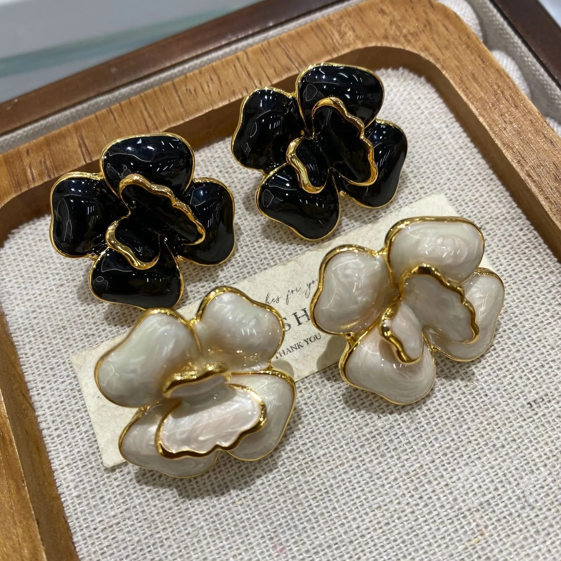 Orecchini Vintage da Donna con Fiore in Smalto Nero 2026