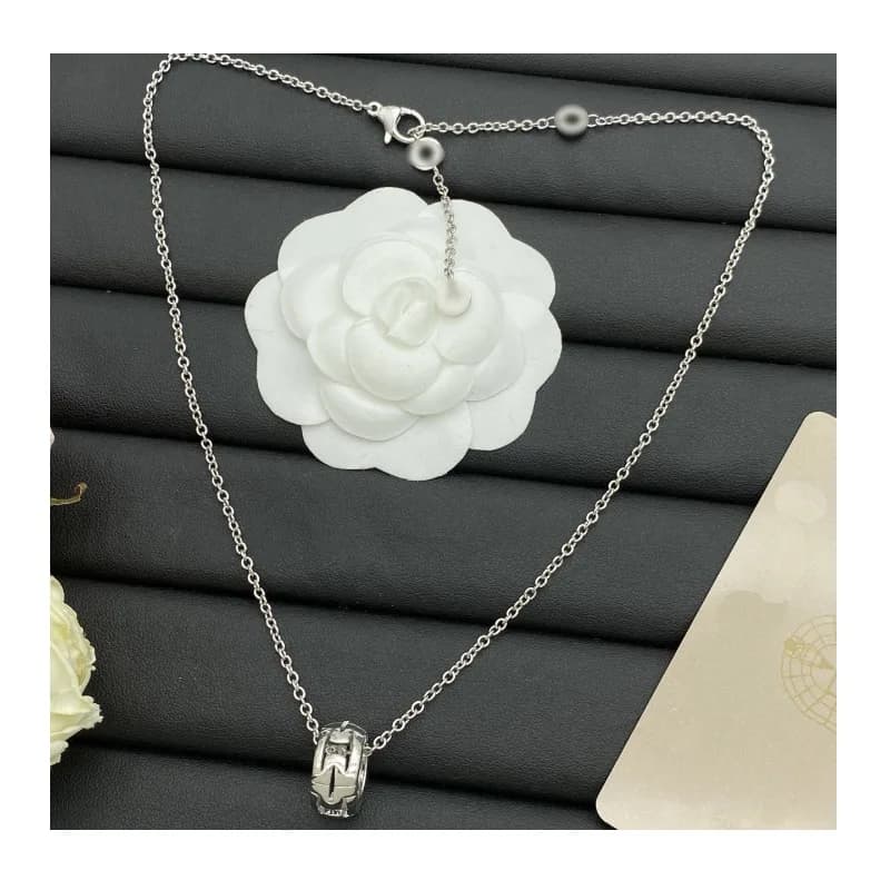 Collana con Lettera, Collana di Tendenza, Collana alla Moda, Collana Personalizzata, Collana di Lusso Leggero, Collana dal Design di Nicchia, Collana da Donna