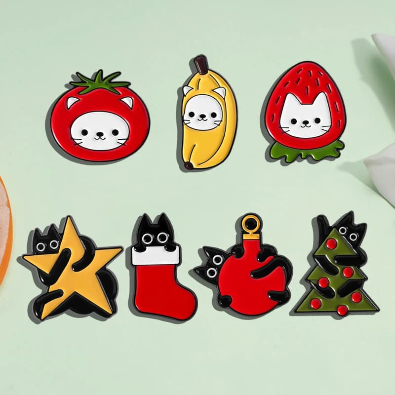Spille smaltate per gatti di Natale Albero di Natale Stella Frutta Fragola Banana Kitty Spille animali Distintivo da bavero Gioielli Regali per gli amici