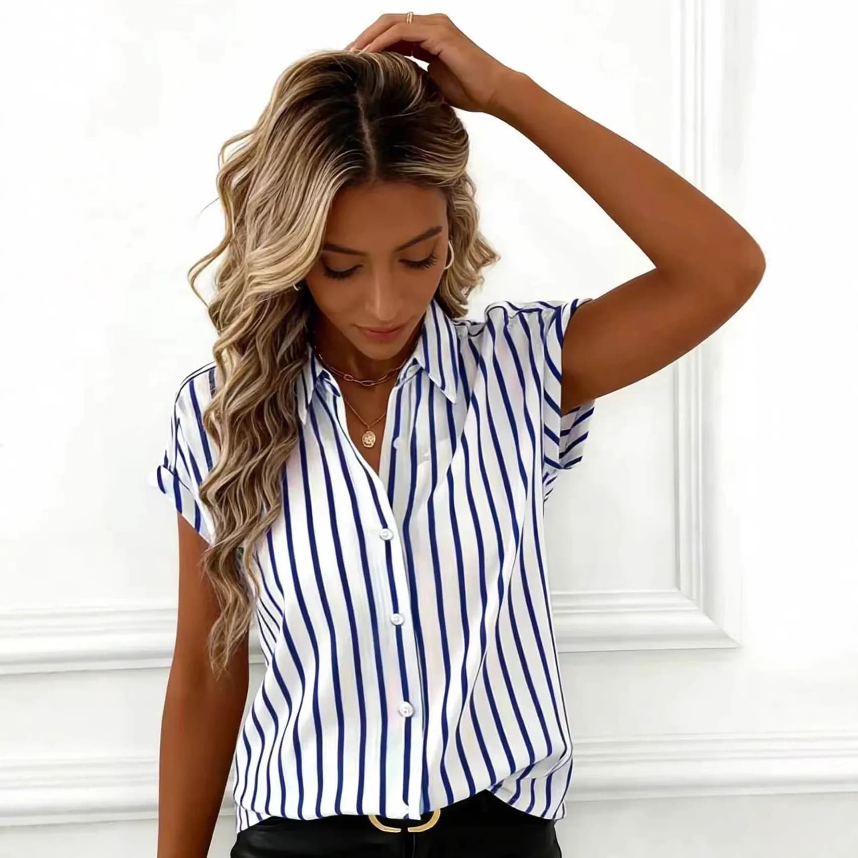 Camicia da donna a maniche corte con stampa a righe, colletto a risvolto e bottoni, nuova collezione estiva, casual, per l'ufficio.