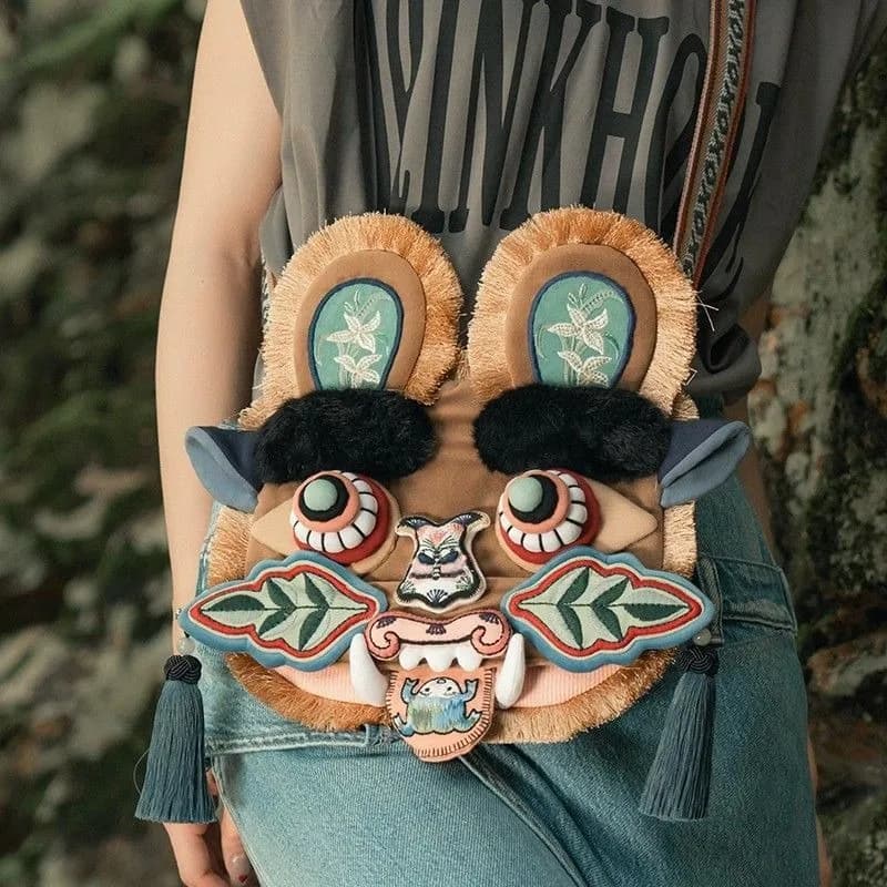 Borsa a forma di testa di tigre non tradizionale cinese 2026, regalo per la festa dei bambini di questo anno, bambola artigianale Guangxi Guochao a forma di testa di tigre.