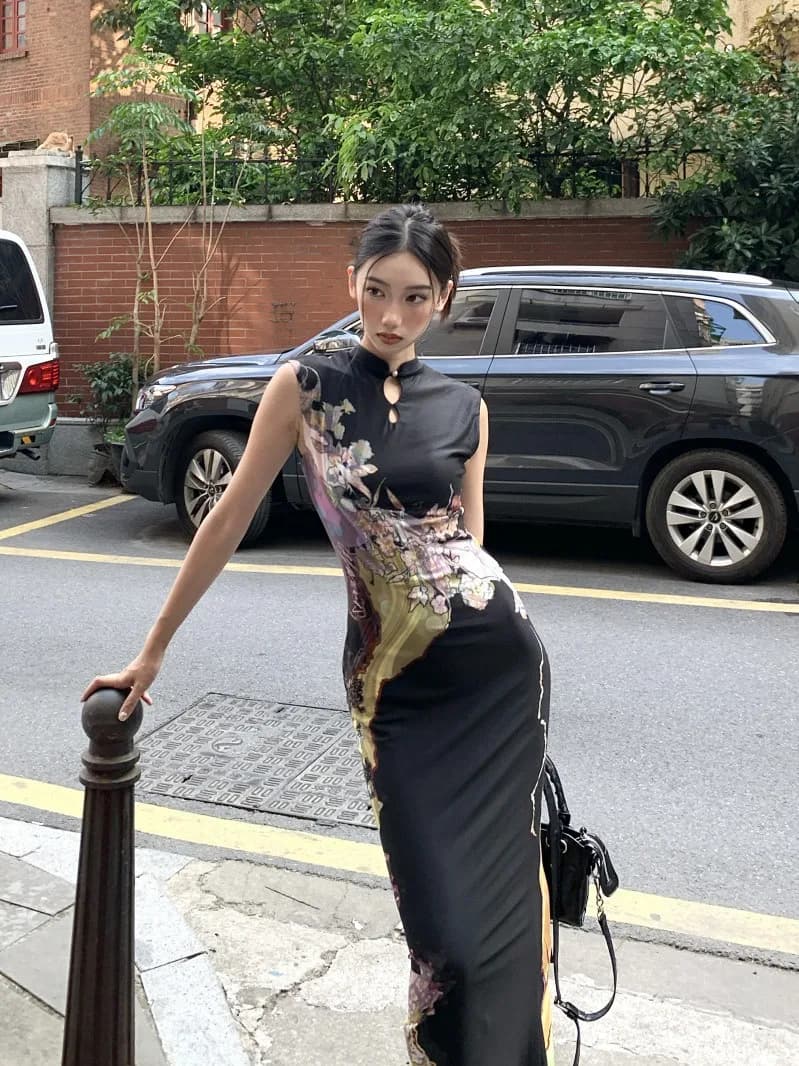 Li Meng Plum Auntie Nuovo Qipao in Stile Cinese con Stampa a Contrasto di Colore, Abito Lungo Elegante Senza Maniche con Motivi Floreali