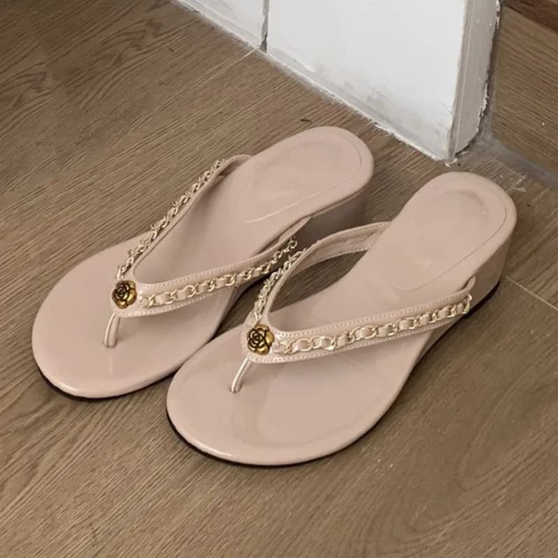 Slippers with open pointed plateau with floral decoration in fashionable metal Sliding sandals with sexy woman clip tip Infradito da spiaggia antiscivolo Summer