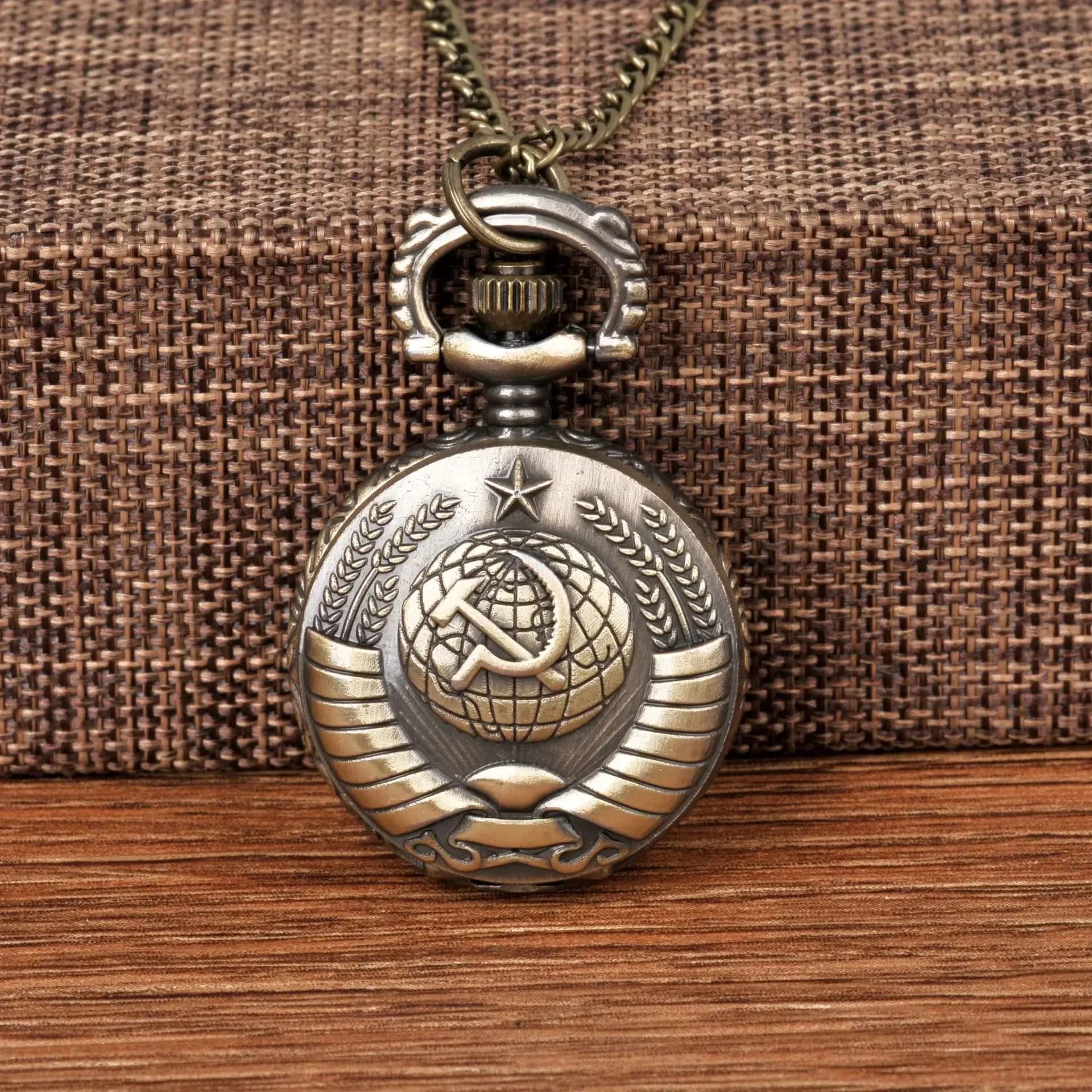 Distintivi sovietici vintage dell'URSS Falce Hammer Orologio da tasca Collana Ciondolo in bronzo Catena Orologio al quarzo Emblema di moda Donna Uomo Regalo