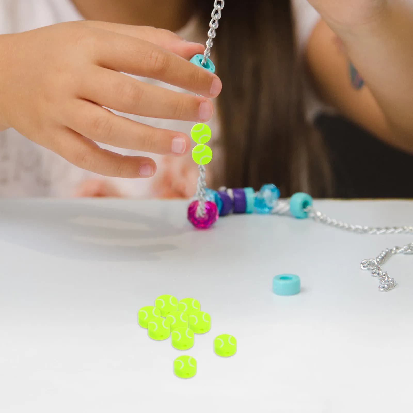 100 Pezzi Perline in Argilla Morbida a Forma di Palla da Tennis, Perline Distanziatrici per Sport, Accessori Fai da Te per Creazione Gioielli, Bracciali e Collane