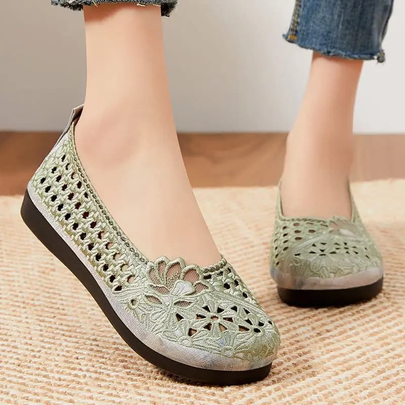 Women's Soft Sole Flats Summer Cloth Shoes Embroidered Slip-On Mom Shoes Casual Breathable Comfortable Cushioned Insole Loafers