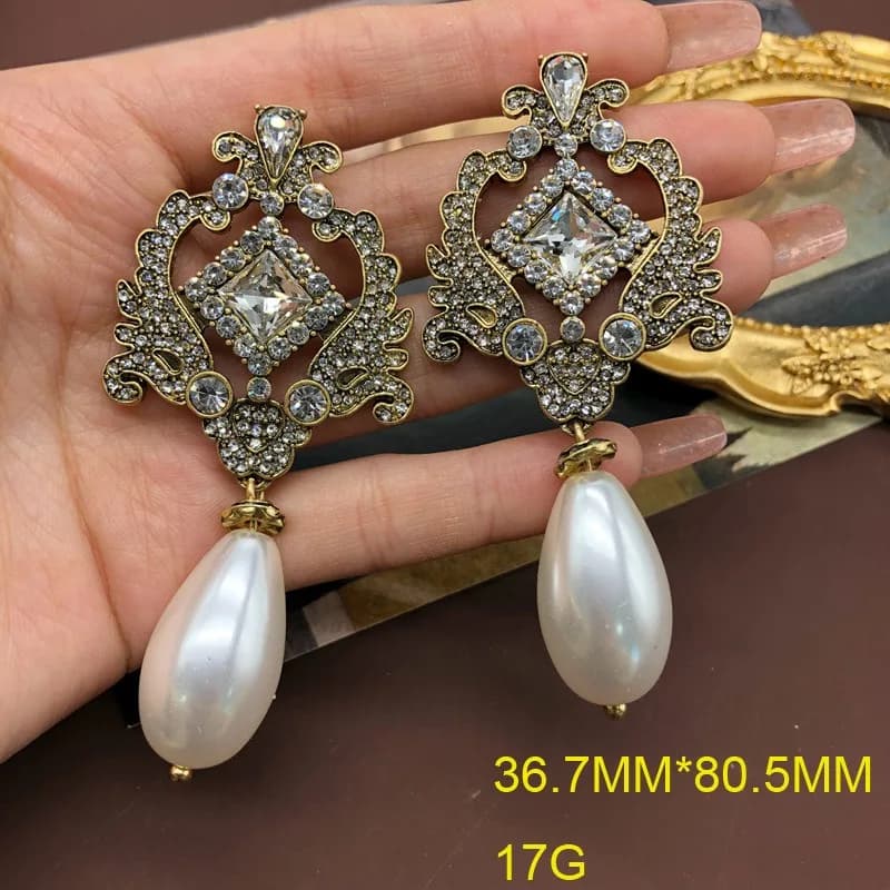 Orecchini in Stile Medievale, Collana di Perle Multistrato Smaltata, Collana con Pendente a Goccia in Diamante e Gemma, Orecchini a Perno, Orecchini a Clip