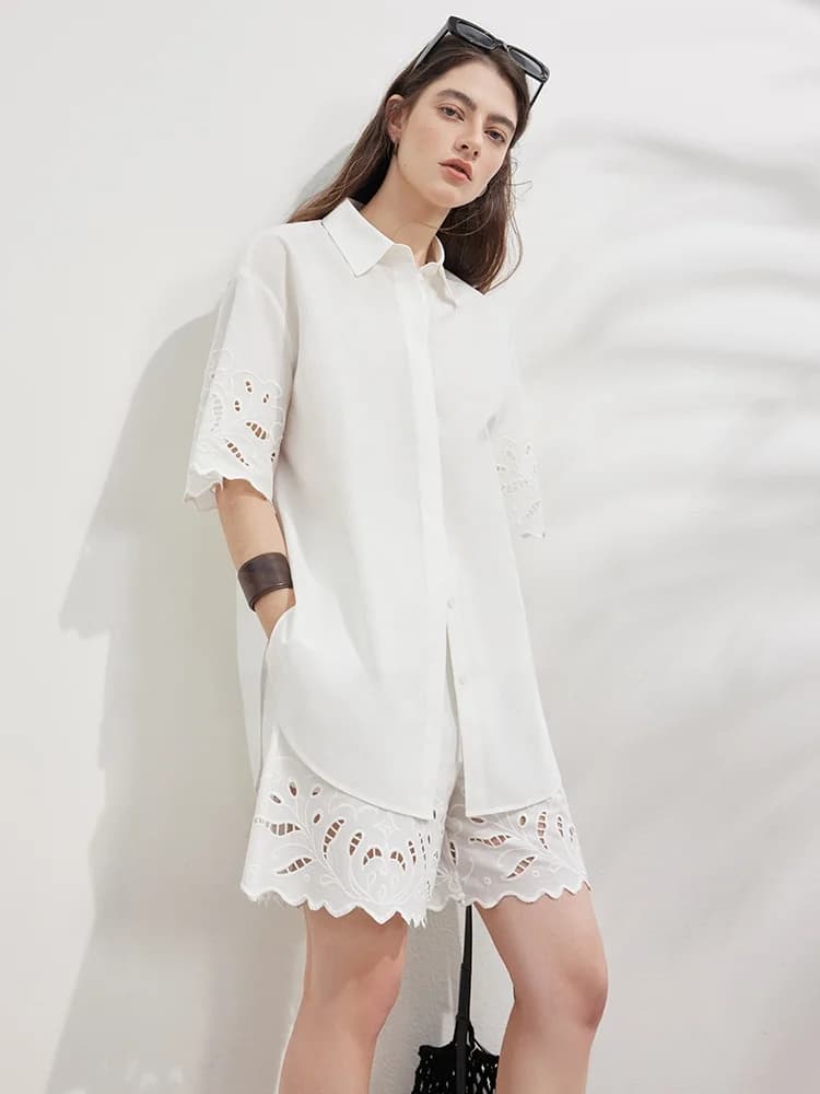Elegante completo primaverile/estivo da donna con camicia a mezza manica ricamata e pantaloncini corti in cotone traspirante.