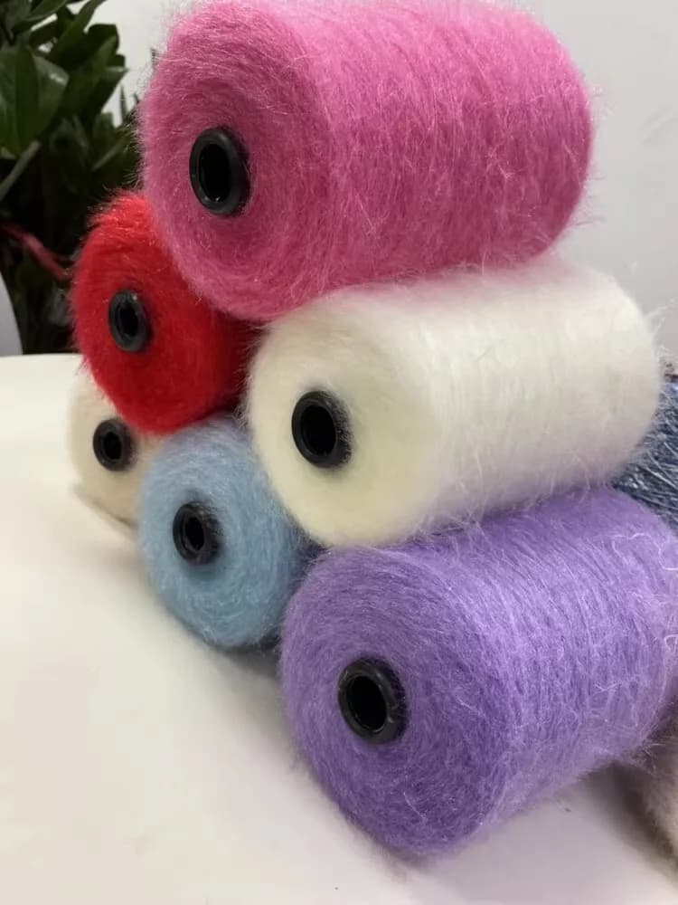Filato glitterato effetto piuma da 500g per uncinetto e maglieria, delicato sulla pelle e morbido, per borse, abbigliamento e bambole.