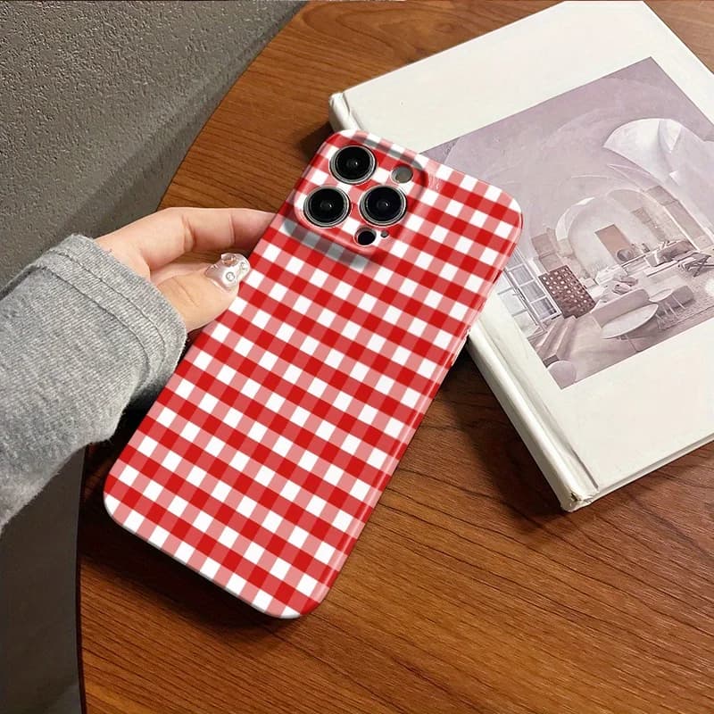 Custodia per telefono cartone animato adorabile con griglia rossa, lunetta rialzata per obiettivo per iPhone 16/15/14/13/12/11/7/8/6, Plus/Pro/Pro Max /XR/XS Max