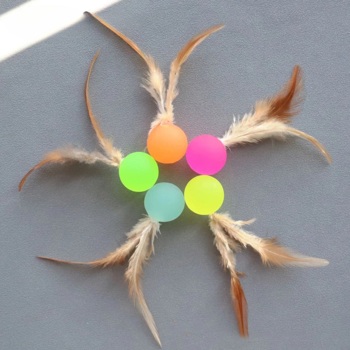 2 pezzi di colore casuale divertente gatto palla elastica giocattolo palline interattive forniture per animali piume giocattoli da calcio giocattoli per cani gattino