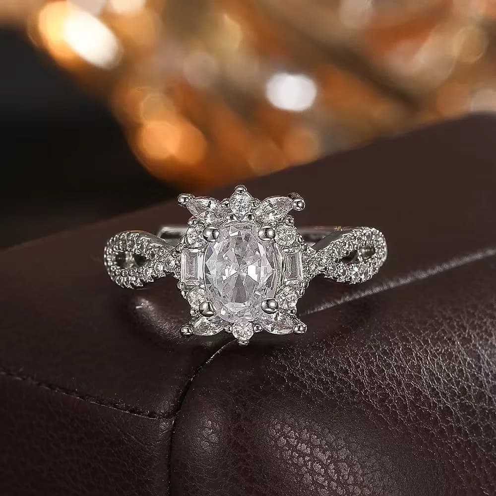 Anello di lusso apribile con grappolo di fiori in zirconia. Anello regolabile di lusso leggero con micro-incastonatura di zirconi di alta gamma.
