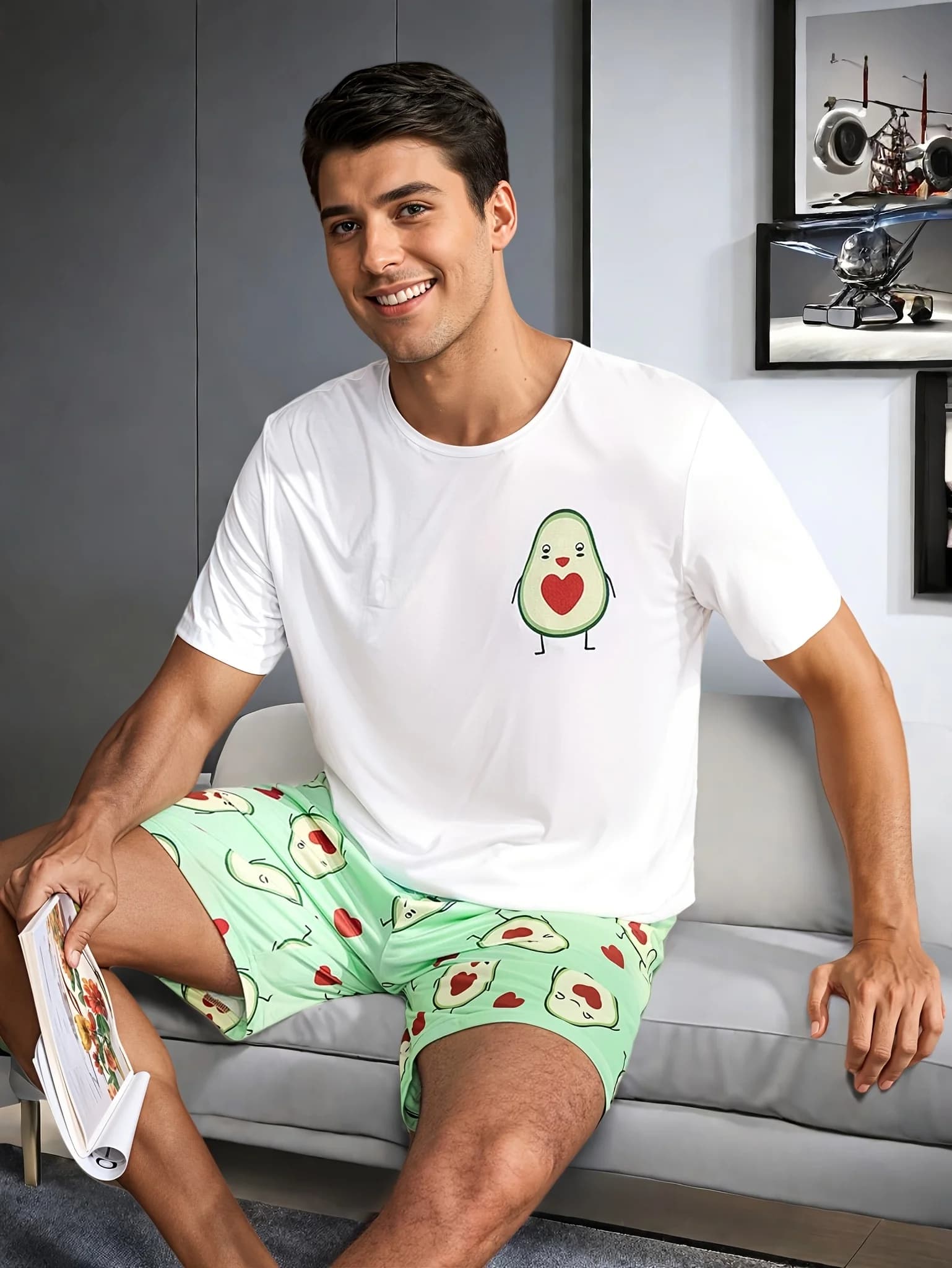 Set pigiama casual da uomo, t-shirt e pantaloncini con stampa avocado, comodo abbigliamento da notte estivo